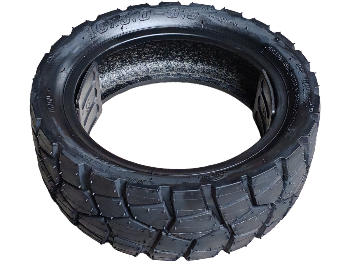 Pneu tubeless anti-crevaison noir 10x3.0-6.5 avec gel auto-obturant interne vu de trois-quarts.