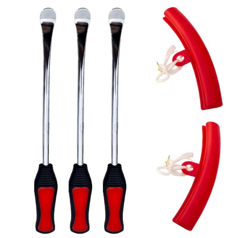 Trois démonte-pneus métalliques avec poignées rouges et noires et deux protections de jante rouges