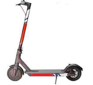 Trottinette électrique décorée avec des autocollants réfléchissants rouges et argentés