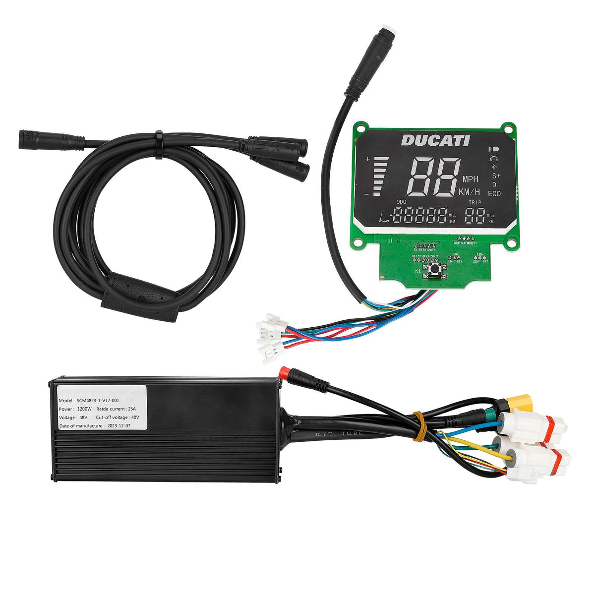 Kit avec afficheur LCD, contrôleur 48V 1200W et câblage sur fond blanc