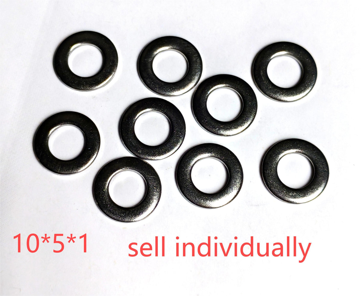 Rondelles plates métalliques de dimension 10x5x1 mm disposées sur un fond blanc