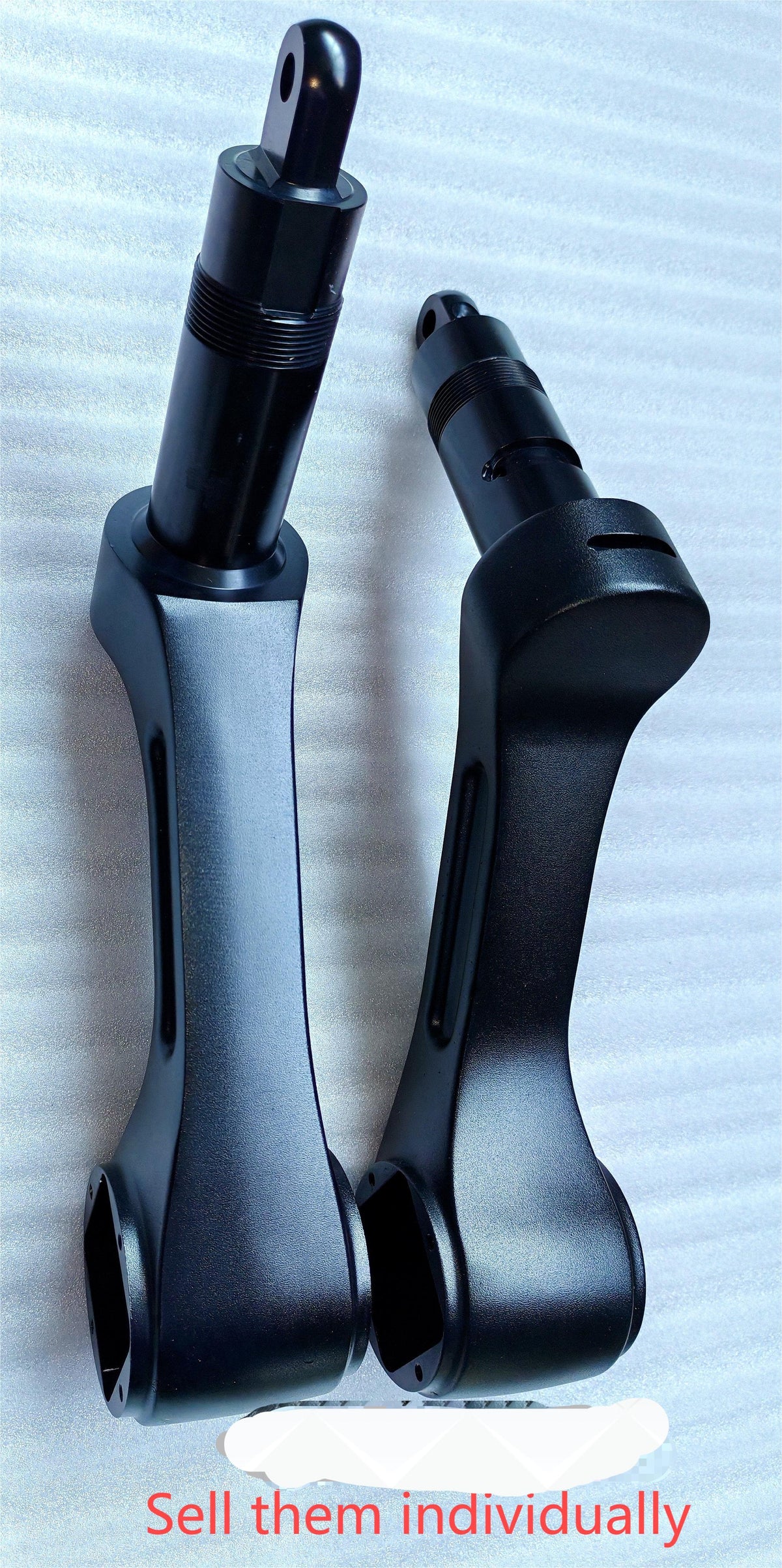 Deux colonnes de direction noires de trottinette électrique Dualtron posées côte à côte