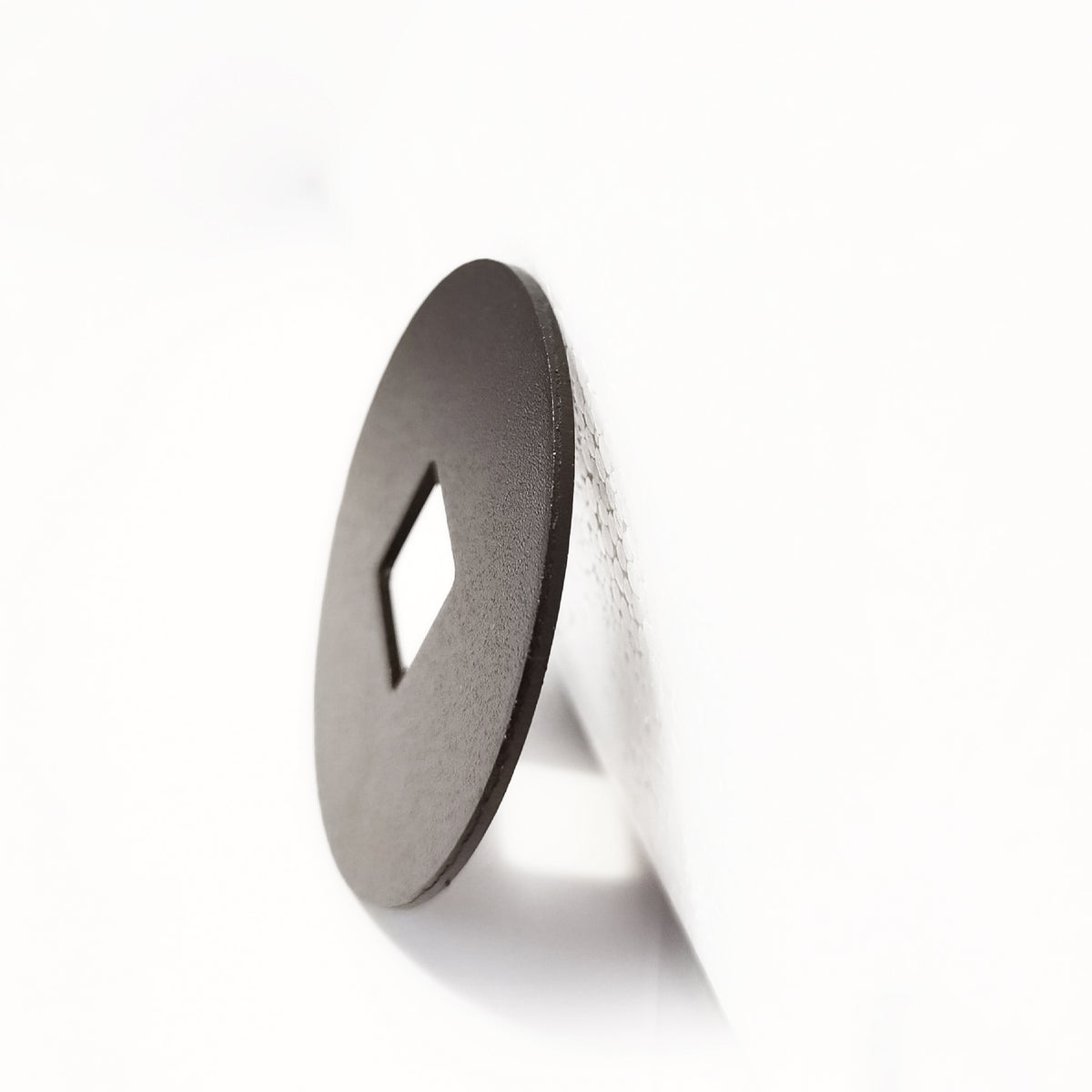 Rondelle de protection de suspension noire en aluminium avec trou carré central