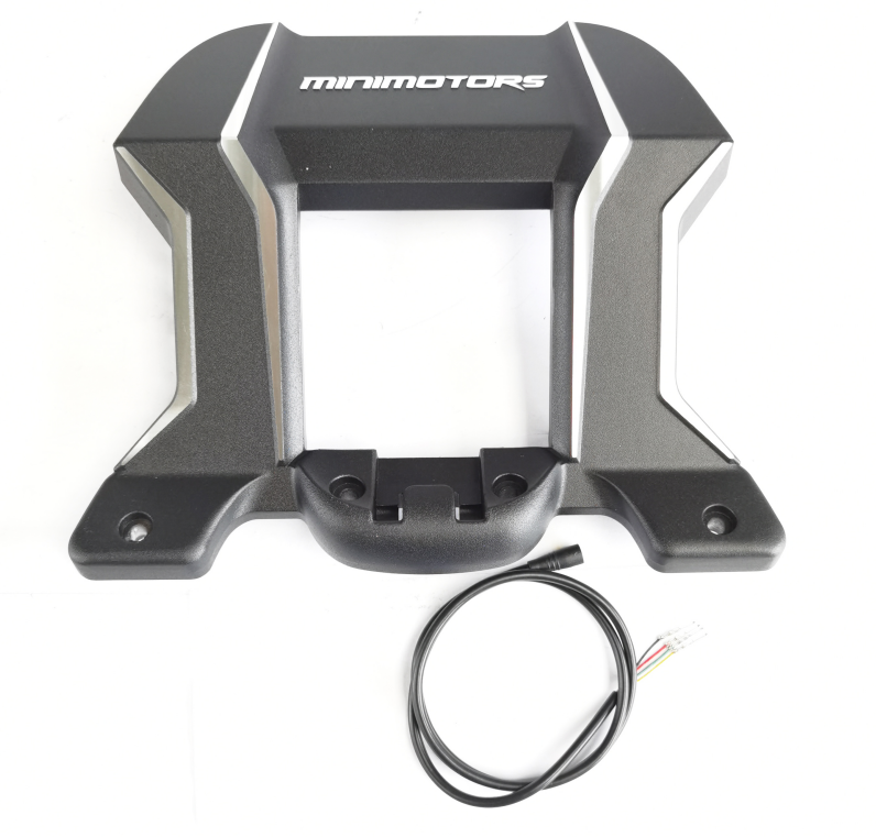 Spoiler noir Minimotors et un câble de rallonge étanche vus de face