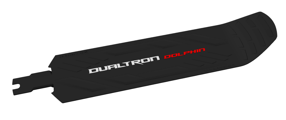 Grip en caoutchouc noir de deck avec logo Dualtron Dolphin rouge et blanc vu de trois-quarts