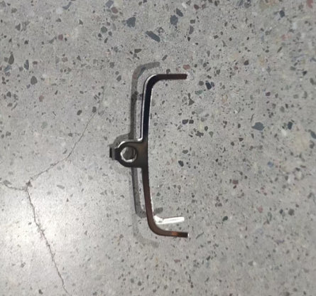 Ressort de frein métallique pour trottinette électrique Dualtron X Limited posé à plat