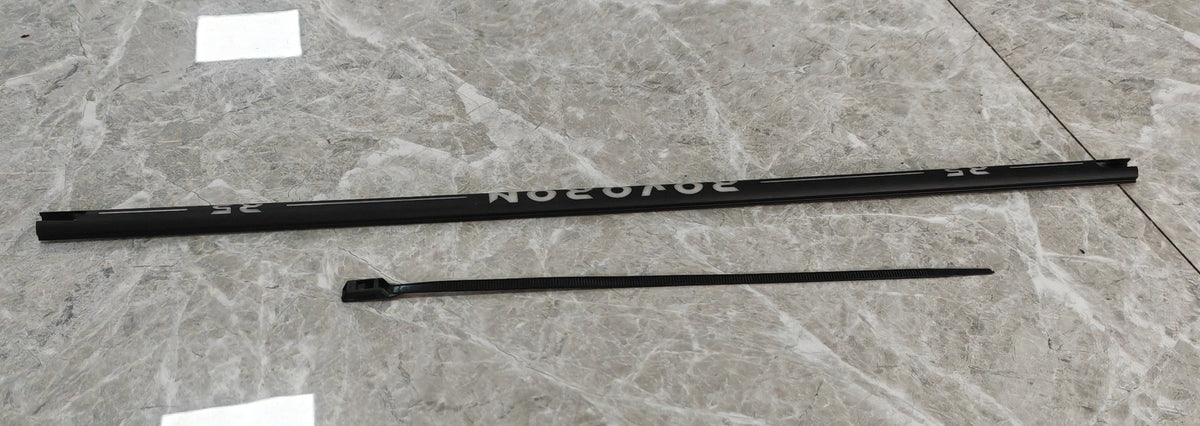Cache colonne de direction droit noir pour trottinette électrique Rovoron R5 posé à côté d'un serre-câble