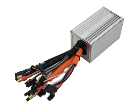 Contrôleur 60V 30A en aluminium avec son faisceau de câbles et connecteurs
