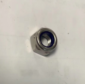Écrou M8 argenté de Dualtron Mini vu de trois-quarts