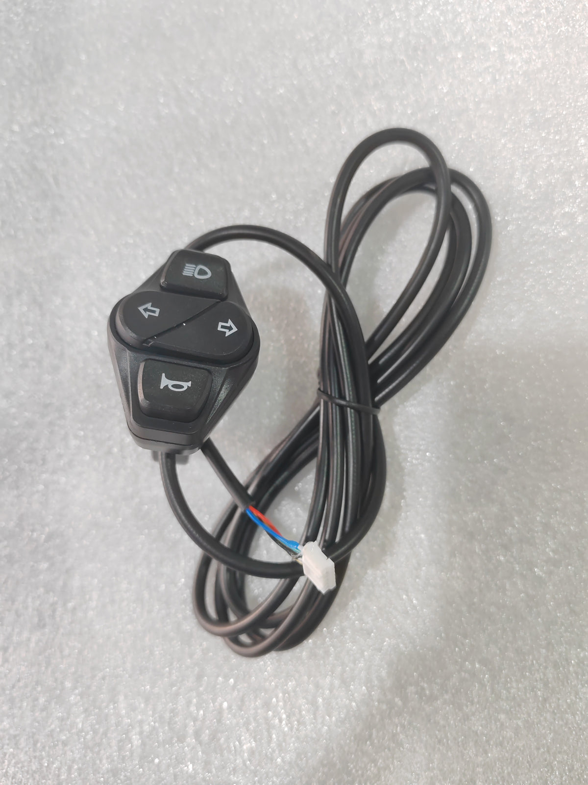 Commodo noir 4 fonctions avec son câble d'alimentation sur fond blanc