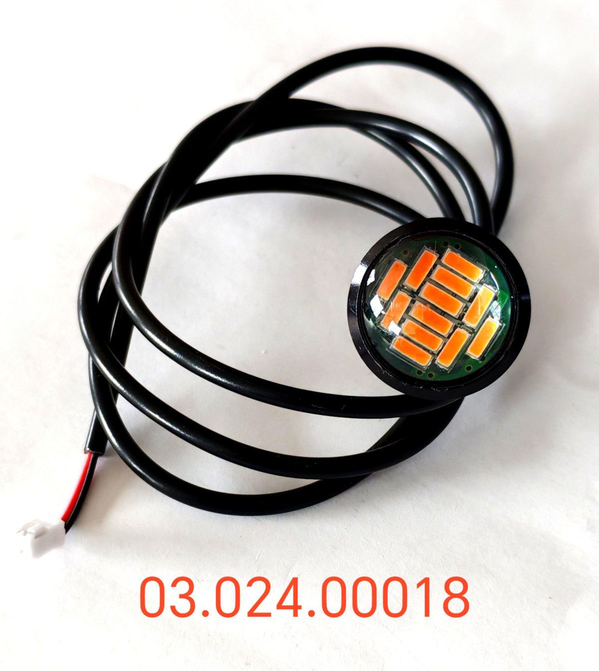 Feu avertisseur LED rond de cache latéral relié à son câble de connexion noir.