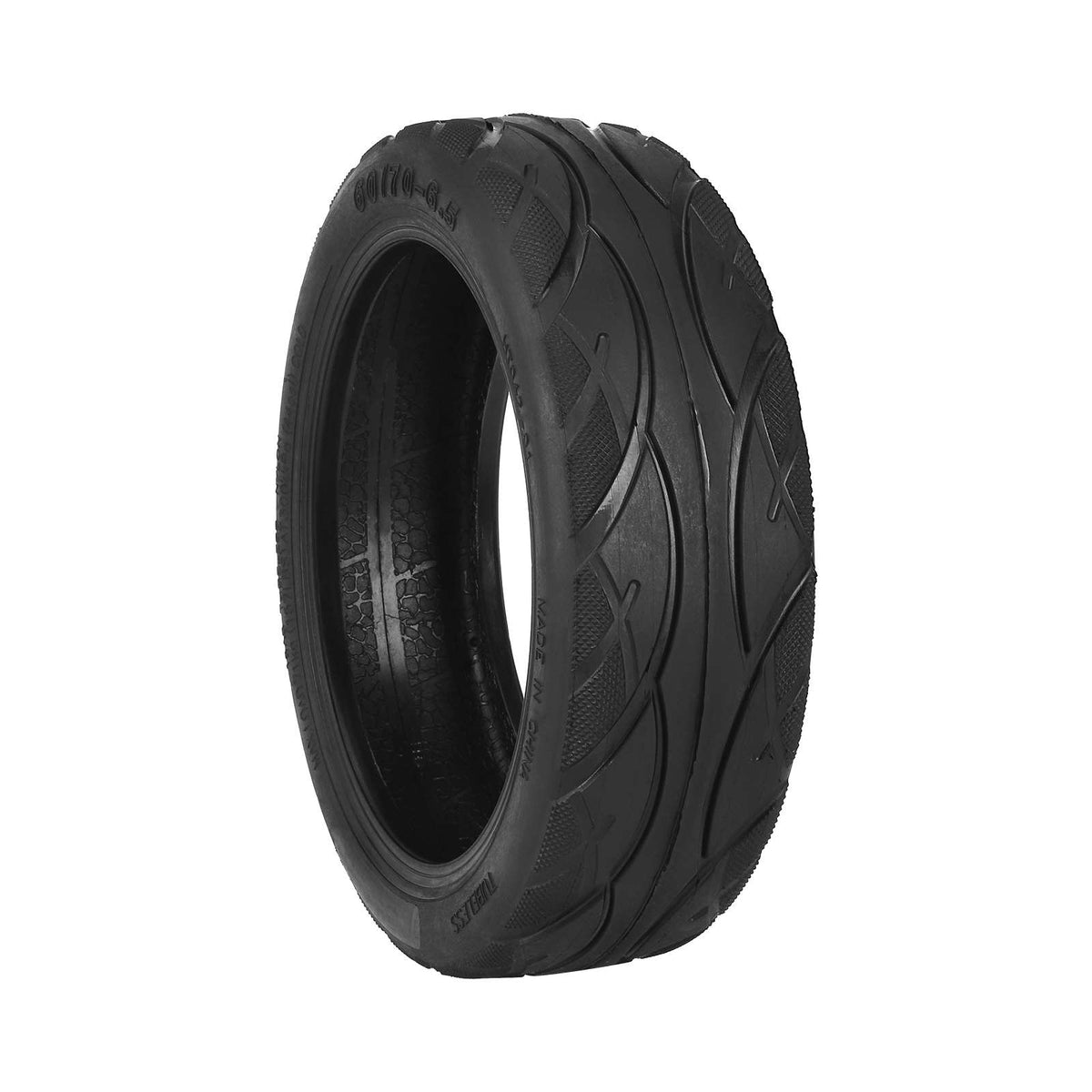 Pneu tubeless noir 10 pouces 60/70-6,5 vu en trois quarts
