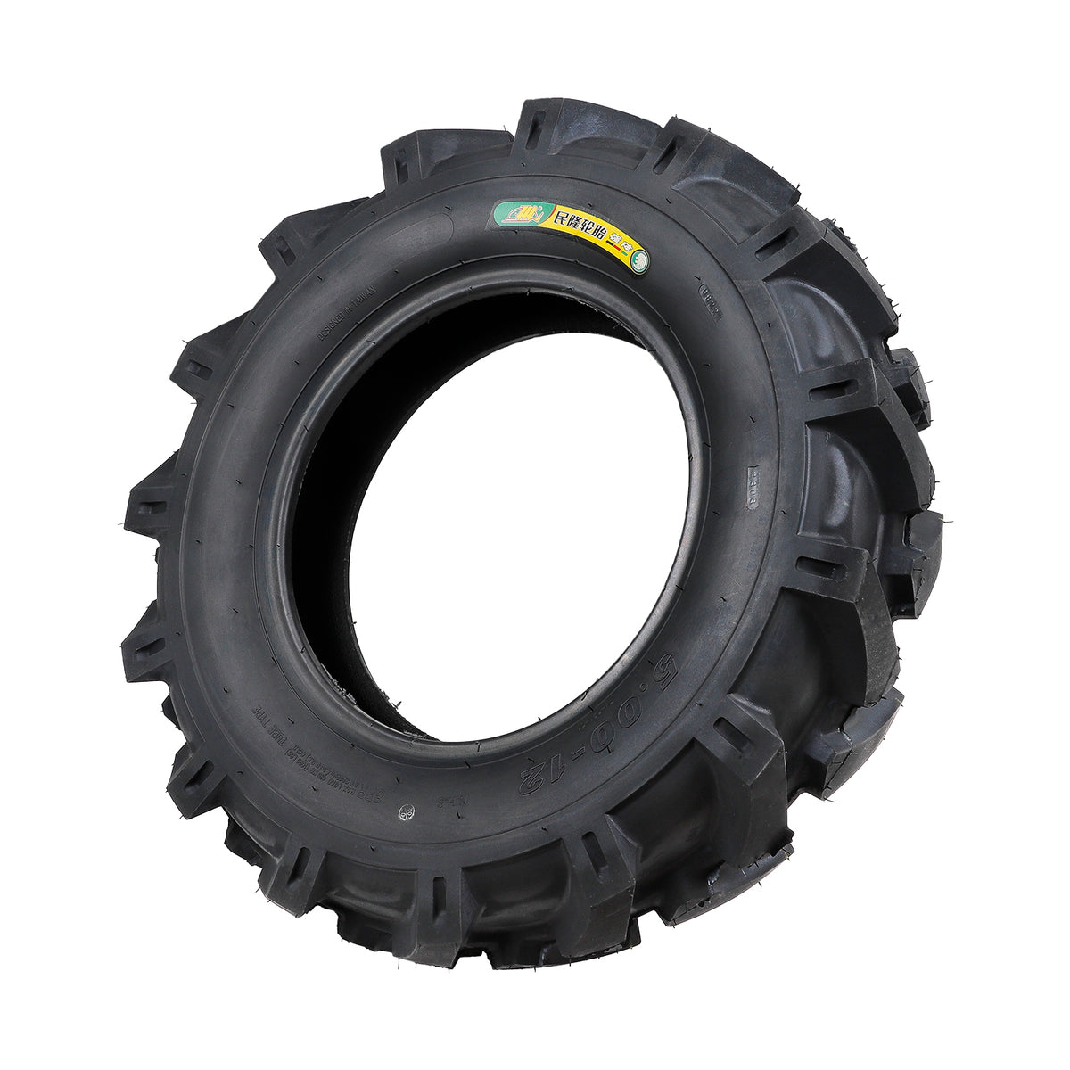 Pneu tout-terrain noir 12 pouces 5,00-12 vu de trois-quarts