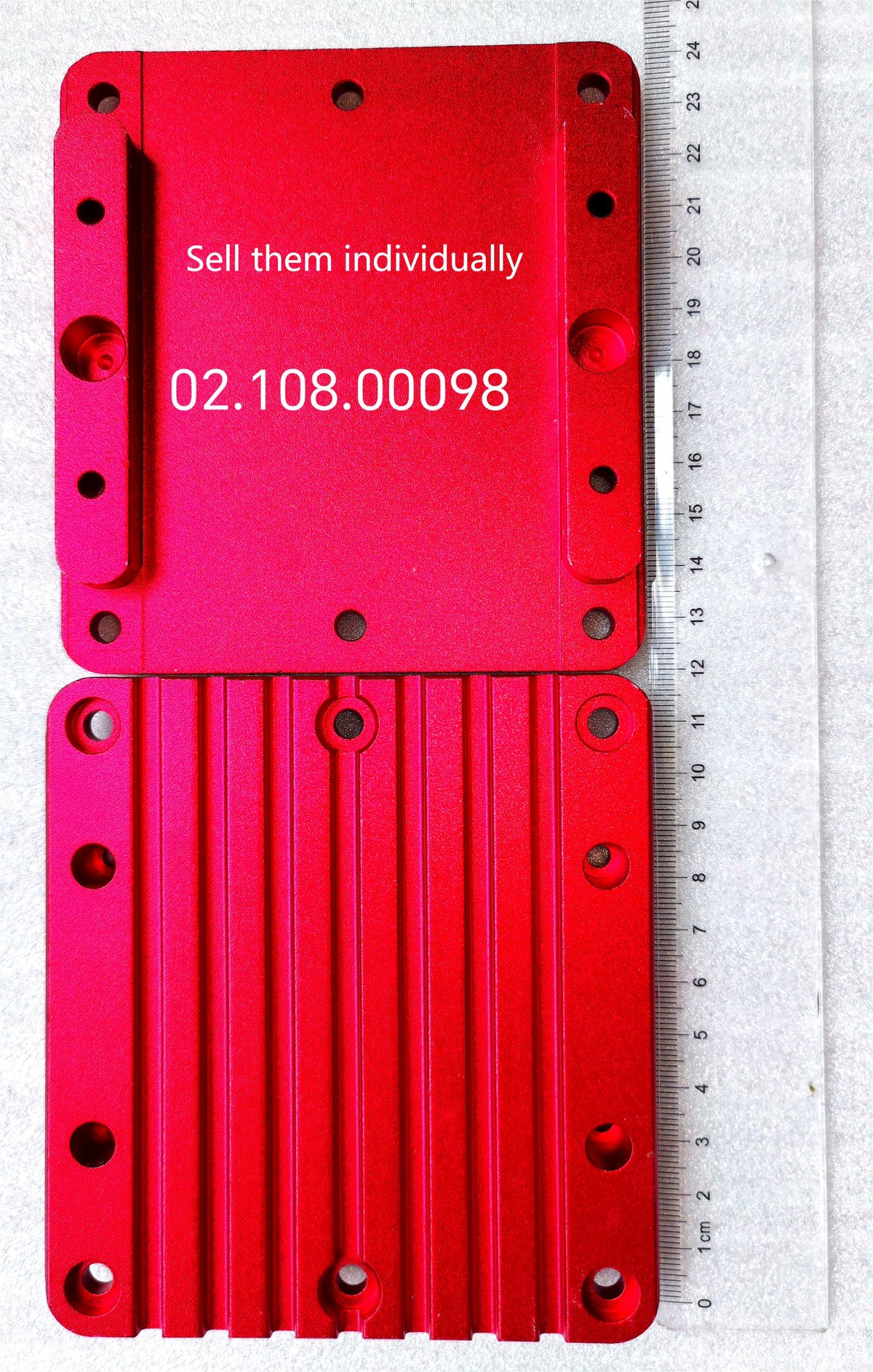 Deux dissipateurs thermiques rouges pour Dualtron Thunder vus de dessus à côté d'une règle graduée