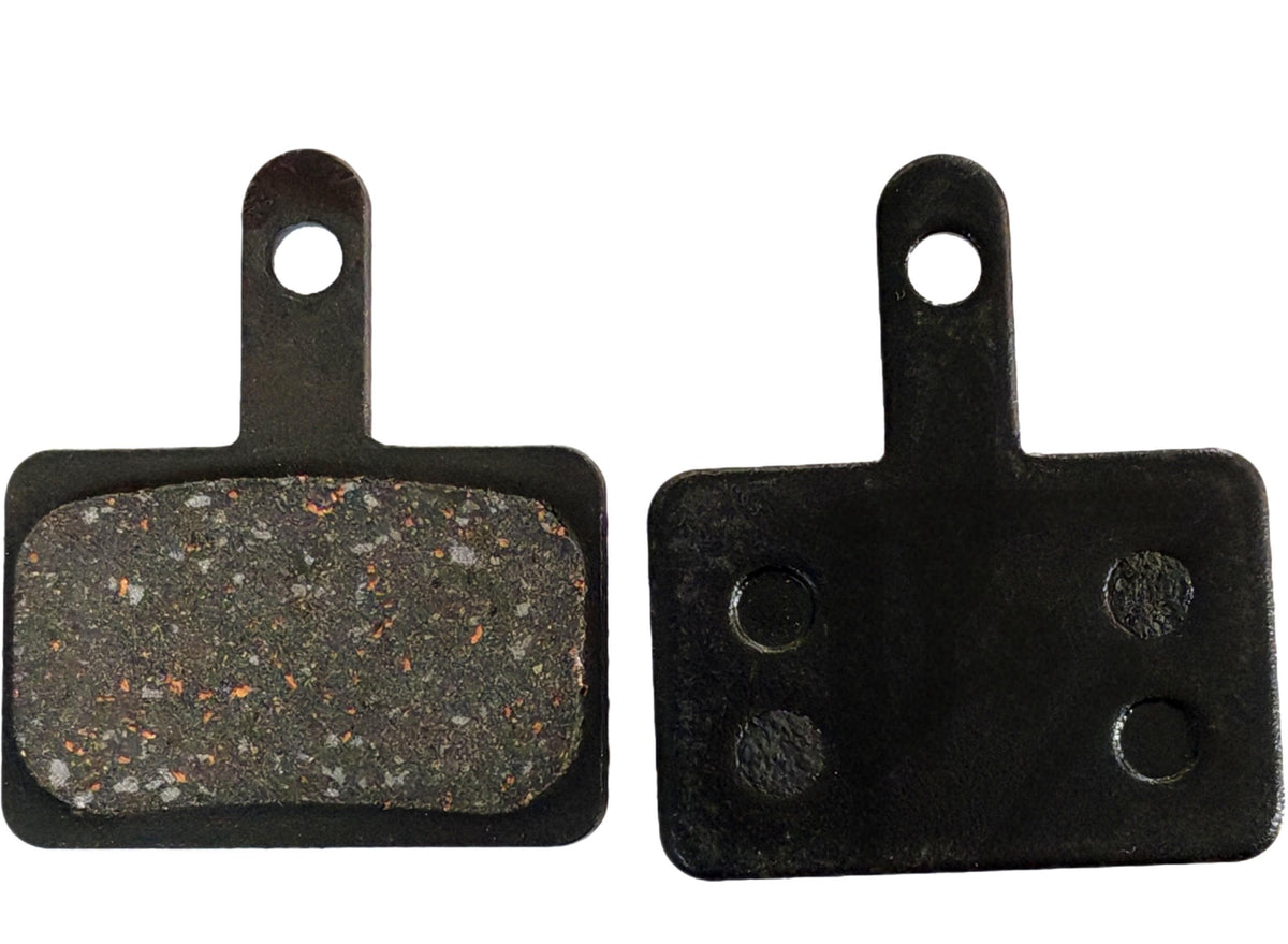 Paire de plaquettes de frein noires pour trottinette électrique Dualtron montrées de face et de dos