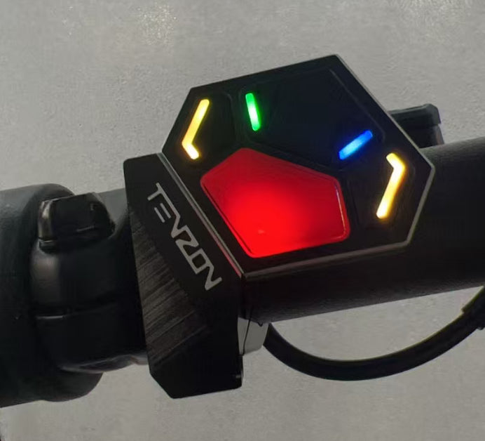 Commodo TENZON P1 éclairé fixé sur le guidon d'une trottinette électrique Dualtron Sonic Alien