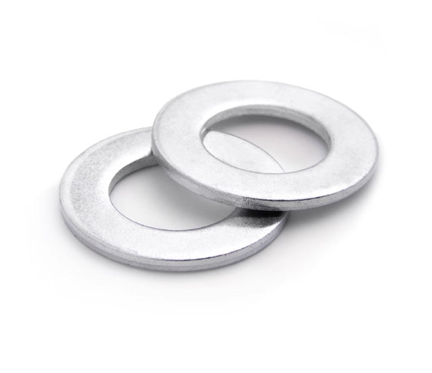 Deux rondelles plates en acier inoxydable superposées sur fond blanc