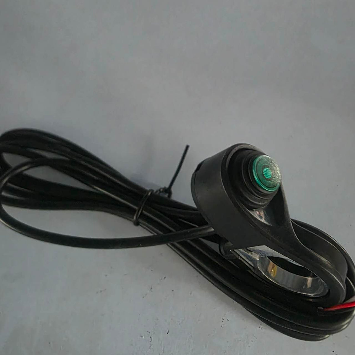 Bouton Turbo noir avec poussoir vert et son câble de connexion