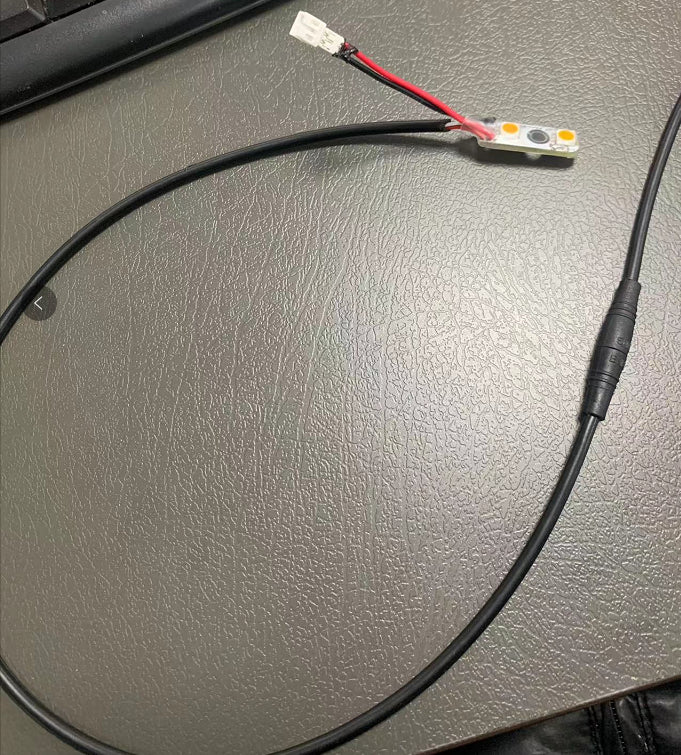 Module de clignotant avant droit avec son câble et connecteur étanche pour trottinette électrique Dualtron Dolphin
