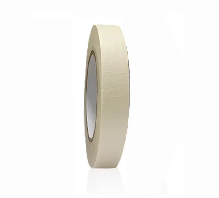 Rouleau de ruban de masquage blanc 1,5 cm par 50 m vu de trois-quarts