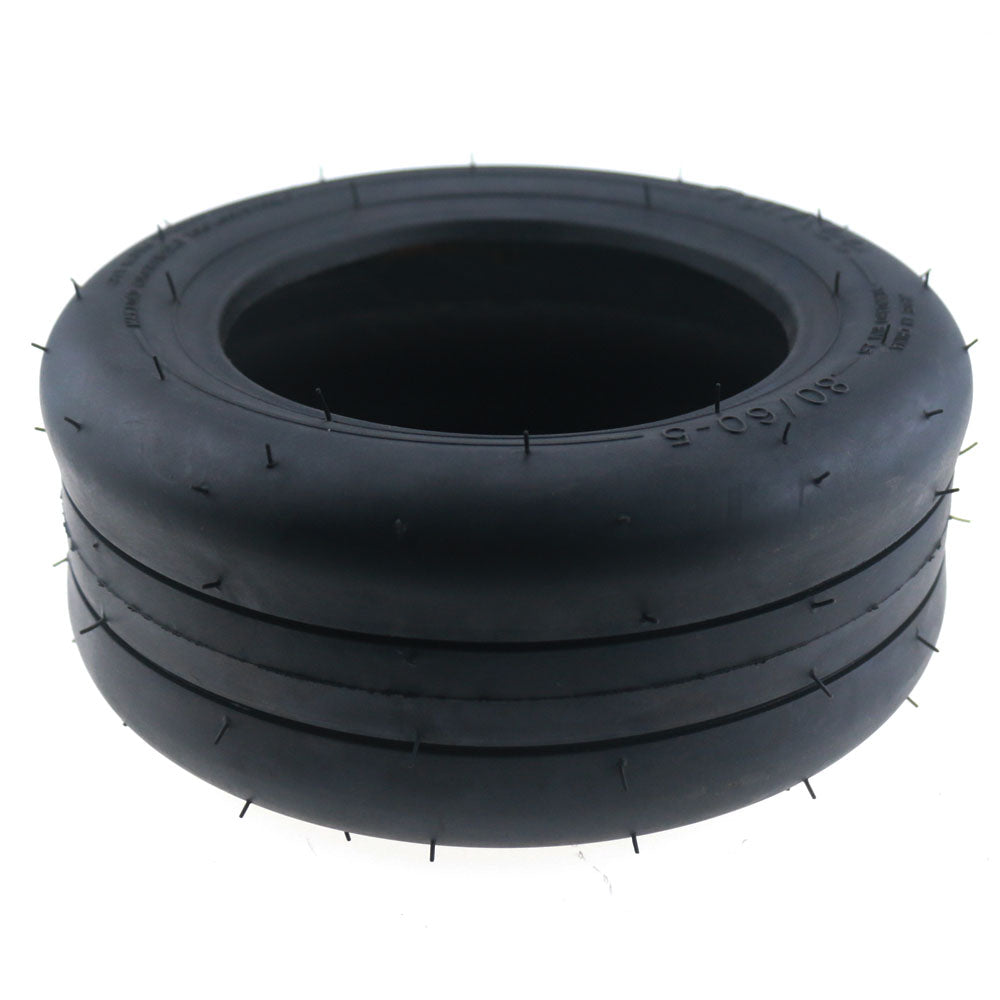 Pneu tubeless HOTA 10 pouces noir 80/60-5 vu de trois-quarts