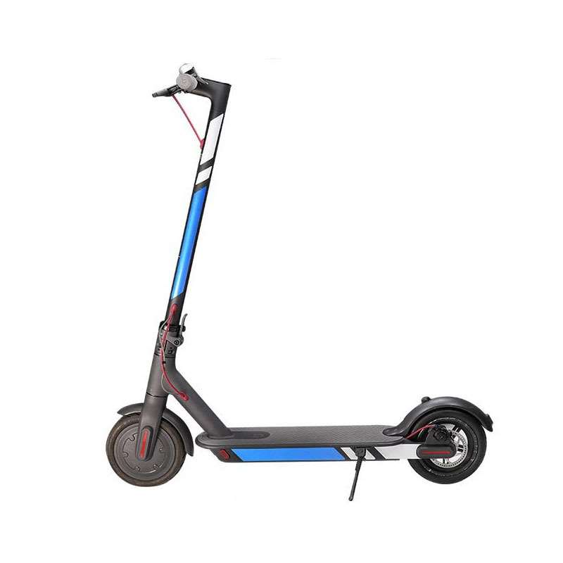 Trottinette électrique équipée d'un kit d'autocollants réfléchissants bleus et blancs sur la potence et le châssis