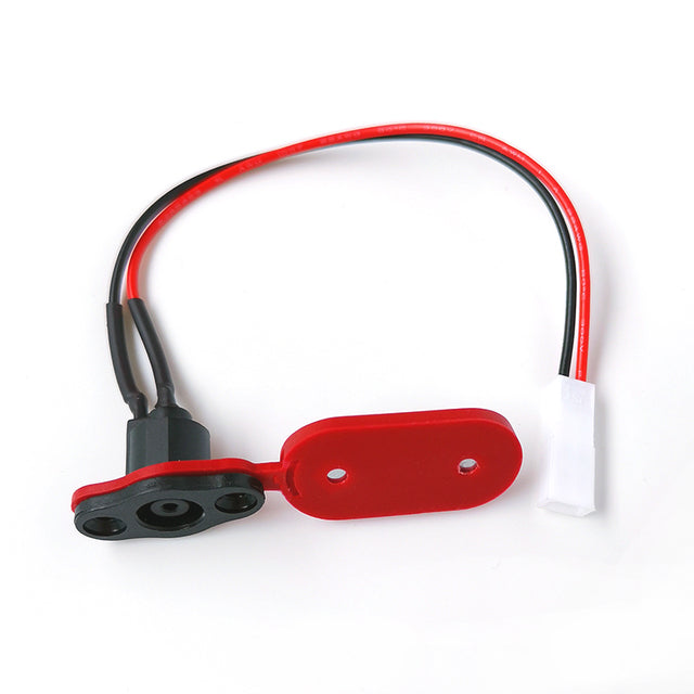 Port de charge avec câble et cache étanche rouge sur fond blanc