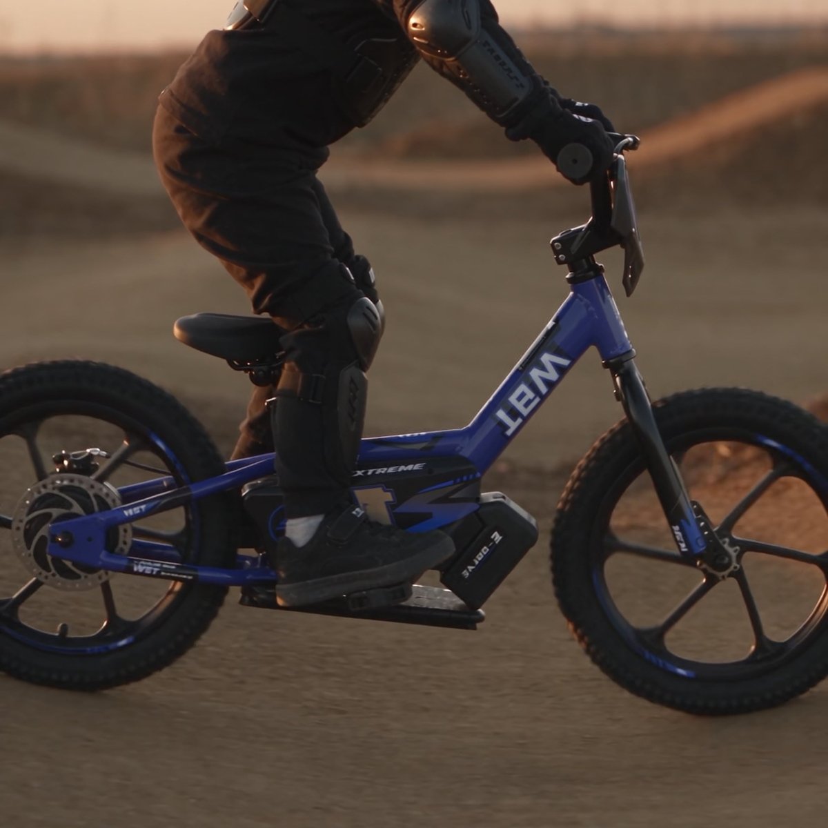 Enfant sur la WBT Kick X sur un pumptrack